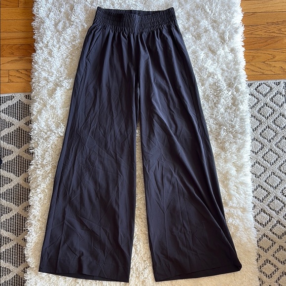 Vuori Villa Wideleg Stretch Relaxed Fit Pants black x-small short - Picture 4 of 9